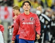 「可愛いけど怪我なら心配」!! サッカー日本代表・田中碧が試合後におんぶされてロッカールームへ! 勝利後のチャントではジャンプできず…「碧大丈夫?」など心配の声続々の画像