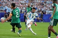 39歳メッシが記録更新！アルゼンチン｢W杯連覇｣の可能性(2)パス・サッカーはチームプレーの究極も…それでも必要な“石の輪”にボールを通す存在