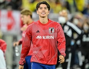 「イケメンすぎやんけ!!!」フォルトゥナ・デュッセルドルフMF田中碧のミズノ｢モデル画像｣が話題！秋冬仕様の｢モレリア｣に身を包んだ日本代表MFの「斜め下からショット」の画像