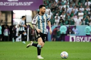 ｢涙腺ぶち壊れてその後から試合の記憶ない｣サッカーアルゼンチン代表FWリオネル・メッシのゴールにより、｢憧れの存在｣パブロ・アイマールがベンチで涙! チームを救ったゴール直後の様子に｢1万超いいね｣の画像