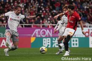 ｢大成功した｣1トップ起用、パス能力が｢磨かれた｣38歳、｢好調を支える｣鎌田大地のようなプレーヤー【3連勝で4位浮上！浦和レッズ｢V字回復｣ウラ事情と｢新たな課題｣】(2)の画像