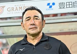 「ほんと陽キャで好き」「ほっこりする」名古屋グランパス・長谷川健太監督のインタビュー中にサンフレッチェ広島・スキッベ監督が乱入! 「なんかやたらフレンドリーなんですよね」の画像