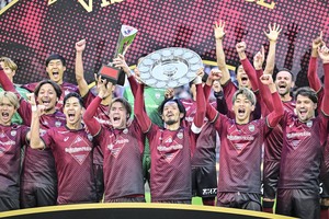 「松葉杖できてくれた…涙」J1神戸の優勝セレモニーに駆けつけた「全治1年・齊藤未月の松葉杖姿」にサポーターが涙！「痛々しいけど歓喜の輪に加われて良かった」の声の画像