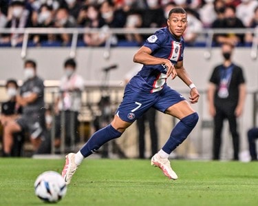 パリ・サンジェルマンFWキリアン・エムバペが飛び出す！ 東京・新宿に