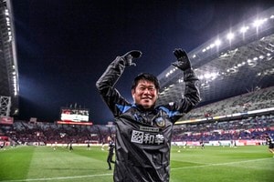 【J1川崎を取材して感じた「育てる力と心」とは(3)】「選手が困らないため」と近くで見守る中山和也通訳。自身の体験を元に、外国籍選手をチームに馴染ませるための「2つの意識」とはの画像