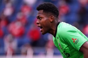 【J1分析】浦和が3連続完封勝利！(2)加速する“守護神争い”18歳GK鈴木彩艶が記録達成！西川周作が試合後の埼スタで見せた「積み重ね」の画像