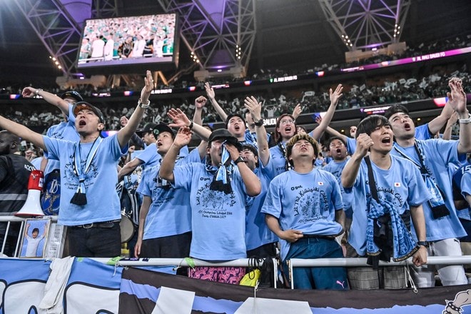 【サポーターアルバム】ACLE決勝で敗退した川崎サポーターの涙の姿……試合後、現地で感情を爆発させたサポーター写真51枚「アル・アハリー川崎フロンターレ」の画像034