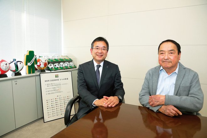 村井満(左)、木之本興三 写真/渡辺航滋
