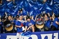 日本代表サポーターがインドネシアの7万人大観衆の超アウェイスタジアムでも「青いゴミ袋での応援作戦」発動！ パリ五輪でも話題の画期的応援方法で森保ジャパンを力強くサポートの画像003