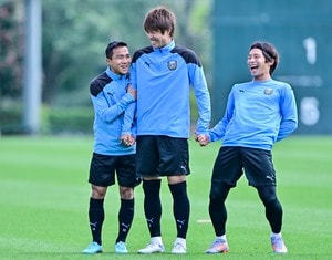 川崎の選手ら22人による「チャナティップとの空港お別れショット」公開！ イングランド2部加入が決まった三好も駆け付けた惜別写真の画像