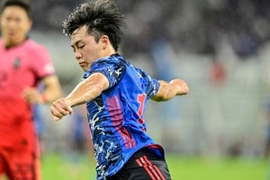 身長166cmのサッカー日本代表・相馬勇紀が高速ヘディング弾を韓国代表が守るゴールに叩き込む！ 今大会2度目の先制ゴールで森保ジャパンに優勝もたらす！の画像