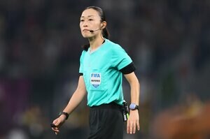 ｢かっこいい｣!! 山下良美国際審判員がカタールへ向けて出発! ワールドカップ初の女性審判員へ｢山下さん、堂々としていてかっこいいな〜｣などの声続々の画像