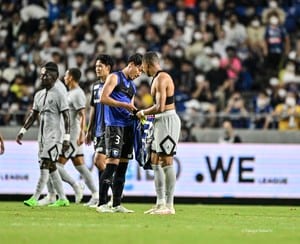 ガンバ大阪の選手が試合後にパリ・サンジェルマン選手のサイン待ちの行列！ PSG公式が「まるで少年のようです」と投稿した写真が「いつもなら逆の立場なのに」と話題にの画像