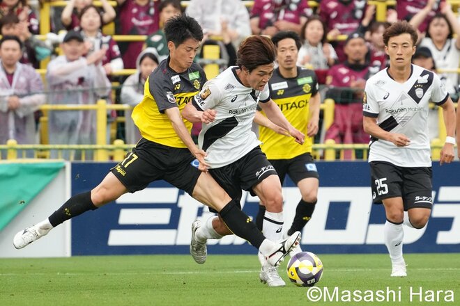 久保藤次郎の｢サイド突破｣から柏が同点に！扇原貴宏の｢芸術的FK｣で神戸が勝ち越し！攻勢を強める柏を襲った｢アクシデント｣！【柏レイソルvsヴィッセル神戸】激闘PHOTOギャラリーの画像006
