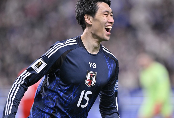 ｢こんなお茶目な一枚が見られるなんて｣Cパレス鎌田大地の優勝トロフィー抱えての“無理矢理”スマイルショットが話題！｢いい写真だw｣｢ヒューズありがとう笑｣
