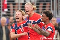 ｢まじいいやつ！｣怪物ハーランドの敗戦直後のピッチ上での旧友＆好敵手との“笑顔の抱擁”に称賛！｢ベリンガムの勝利を心から祝福するハーランド｣｢愛される理由がよく分かります｣