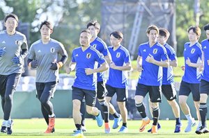 サッカー日本代表がワールドカップ最終予選「3・24」日豪決戦へ本格始動！ 汗ばむ気候の中で「9人がフルメニュー」「3人が軽いトレーニング」をこなすの画像