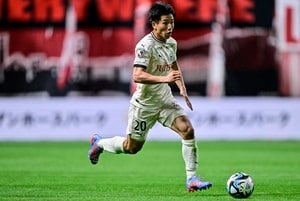 「フロンターレのシン・名物！」川崎FW山田新が“サポーターとの勝利の儀式”で機械不用の「まさかのフィジカルの強さ」見せた！ カシマに続いて札幌ドームも制覇するの画像