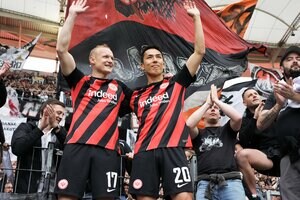 【スクープ撮】駆け寄る｢激カワ｣モンスター2人をギュ～して涙！　長谷部誠40歳｢最後のイケメン雄姿｣とジュニア｢大物｣の証明、気になる｢引退後｣の画像