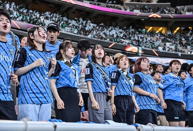 【サポーターアルバム】サウジアラビア・ジェッダ開催のACLE決勝に川崎サポーター700人が集結！ 現地で声援を送ったサポーター写真78枚「アル・アハリー川崎フロンターレ(1)」の画像050