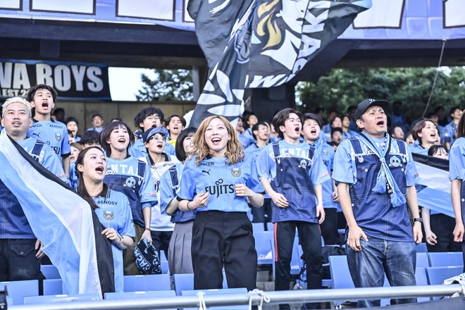 【サポーターアルバム】平日ナイターの試合前から駆け付けた川崎フロンターレのサポーター写真84枚！ 夕日に照らされながらの等々力ショット「川崎フロンターレー横浜FC」の画像084
