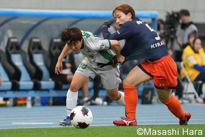 ベレーザ歓喜の瞬間にレジェンド2人も駆けつけた！｢サッカーの神様っているんですね｣今季限りで引退のDF岩清水梓が息子と掲げた優勝トロフィー【RB大宮アルディージャWOMEN vs日テレ・東京ヴェルディベレーザ】激闘PHOTOギャラリーの画像003
