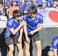 もはや「サッカー日本代表あるある」!? 現地の子供たちとの撮影会で「つい発生する“川崎系”選手の並び位置」の画像003