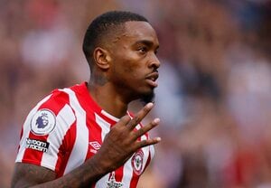 「イングランド代表のスタメンに入るべき｣!! ブレントフォードFWのループシュートがプレミアリーグ月間ベストゴールに! 監督賞と最優秀選手は｢マンチェスター・ユナイテッドが2冠｣【動画】の画像