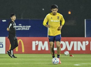 三笘薫、守田英正、遠藤航のサッカー日本代表3選手がオフ日にピッチ練習行った！ カタールワールドカップの初戦ドイツ戦に向けてドーハ市内で汗流すの画像