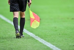 「史上最高のプロポーズ」ベルギーリーグの試合後にピッチ上で「歓喜のサプライズ」発生！ ノルウェー代表MFが行ったトットナム女子チームFWへのプロポーズに、会場から万雷の拍手が送られるの画像