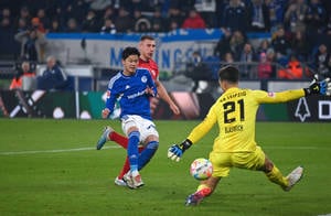 「このブチ抜き方本当に好き」シャルケ・上月壮一郎が「ブンデスリーガ初ゴール」！ ワールドカップ大活躍の「クロアチア代表DFを置き去り」にしてネット揺らすの画像