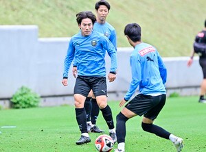 昨年の等々力最終戦で、イニエスタから家長昭博にユニフォーム交換の要望出ていた…神戸戦に向け川崎が公開練習、柏戦で負傷の登里享平もメニューを消化の画像