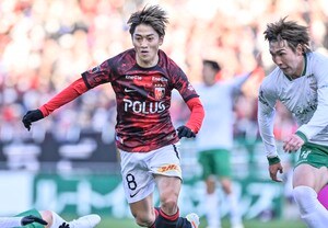 【浦和レッズのIHが語る“ヘグモ式４－３－３”攻撃面での道しるべ(1)】小泉佳穂が振り返った「どこにズレができるか共通認識」の現在地……個人技術で「見逃さないこと」の画像