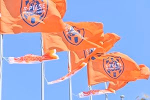 「開始1秒からおもろい」「顔芸キレッキレ」清水エスパルス・吉田豊が「モデルウォーク→変顔」のユニフォーム撮影を披露！ ファンから爆笑の声多数の画像