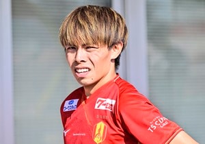 「全てが可愛い」「かわいすぎか」名古屋・内田宅哉が見せた、「妻子との記念撮影」がサポーターの心を掴む！「最高に素敵だった」「素敵すぎる」の声の画像