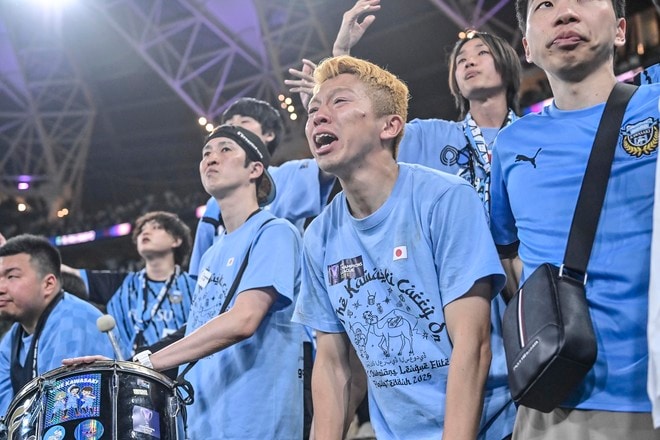 【サポーターアルバム】ACLE決勝で敗退した川崎サポーターの涙の姿……試合後、現地で感情を爆発させたサポーター写真51枚「アル・アハリー川崎フロンターレ」の画像042