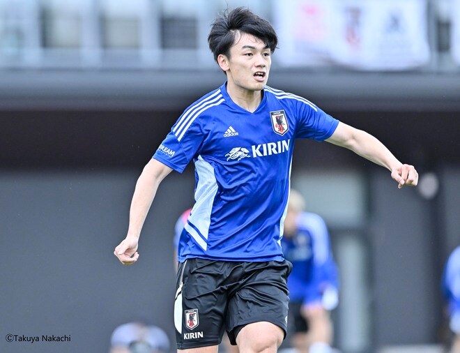 上田綺世と柴崎岳が雨の中の居残りトレ! 日本代表練習後に柴崎のパス出しで「鹿島愛あふれるシュート練習」の画像