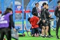 「試合後の白熱した議論イイ」日本代表MF田中碧が試合後に「南野拓実とのホワイトボード議論」見せた！ 先発起用された注目の中国戦後のサッカー探求場面の画像002