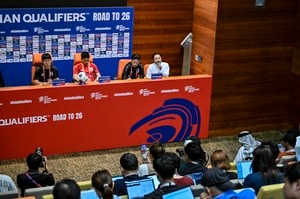 サウジアラビア戦前日会見で異例出来事……森保監督＆遠藤航に突如現地メディア男性が近づくも、2人は動じず「ダブル握手＆写真撮影の神対応」！ 直前には“歓迎の言葉”と感謝の交換もの画像