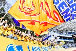 「かっこええええ」「最高じゃん」ベガルタ仙台の「大規模広告」が仙台空港に大迫力登場！ 黄金のサイネージとのぼりで、アウェイチームを威圧！の画像