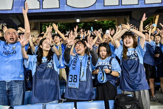 【サポーターアルバム】水曜開催の横浜FC戦に2万人が駆け付けた川崎フロンターレのサポーター写真47枚！ 勝利後の笑顔ショット「川崎フロンターレー横浜FC」の画像040