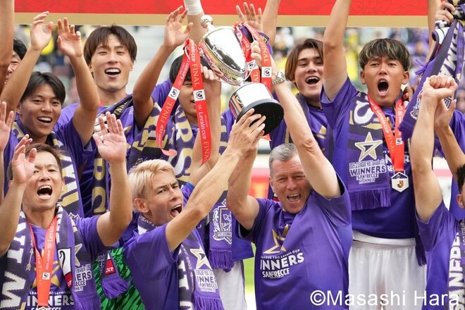 紫と黄色に染まった国立競技場で広島が掲げた歓喜の優勝カップ！ バットマン田中聡のキーマン封じ＆中野就斗のロングスローから荒木隼人の渾身ヘッド＆ジャーメイン良のボレー弾！【サンフレッチェ広島vs柏レイソル】激闘PHOTOギャラリーの画像008