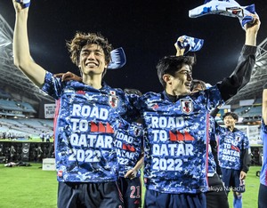 サッカー日本代表・板倉滉に向けてシャルケの選手が「W杯出場を祝福」!心温まる光景に「愛されてるなあ」「いいね20回くらい押したい」【動画】の画像