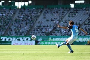 【J2熾烈な戦い】「風に流されないように縦回転に蹴ろうかなと」実況アナ絶叫FK！「遠藤保仁劇場」で磐田が暫定首位浮上【戸塚啓のJ2のミカタ】(1)の画像