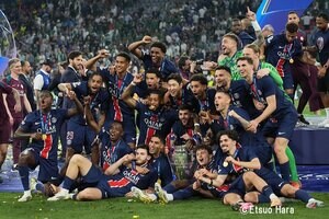 ｢冒険してもちゃんとオシャレなの流石｣欧州王者パリ・サンジェルマンの新ユニフォームに賛辞続々！｢なんか日本っぽさ感じていいな｣｢デザインってのはかくあるべき｣の声の画像