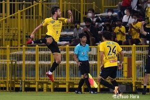 「天国と地獄」宙を舞った柏レイソル・クリスティアーノの超豪快ロング弾【柏ー横浜FC】　原悦生PHOTOギャラリー「サッカー遠近」の画像