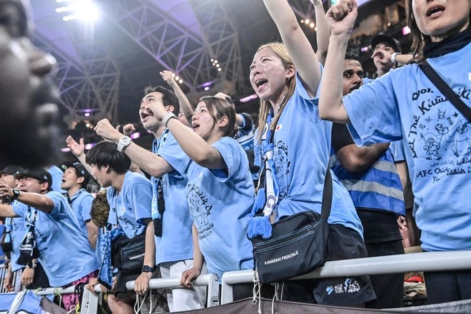 【サポーターアルバム】ACLE決勝で敗退した川崎サポーターの涙の姿……試合後、現地で感情を爆発させたサポーター写真51枚「アル・アハリー川崎フロンターレ」の画像039