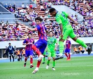 横浜FC-FC東京のピッチが「キノコ」だらけ! 梅雨のJ1「衝撃珍事」の画像
