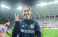 「唯ちゃん、風邪ひかないでね笑」なでしこ長谷川唯がずぶ濡れで悲鳴！ 通算100試合出場“祝福ウォーターシャワー”で大盛り上がり！「巻き込まれる熊谷と清水w」