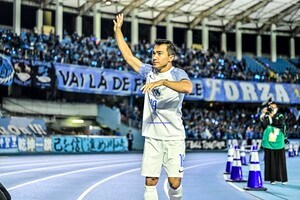 「こういうのいいな」「本当に愛されてるなあ、、」川崎フロンターレのサポーター、挨拶に来た”元所属MF”に「チャント熱唱」！ 世界に発信された「試合後のワンシーン」の画像